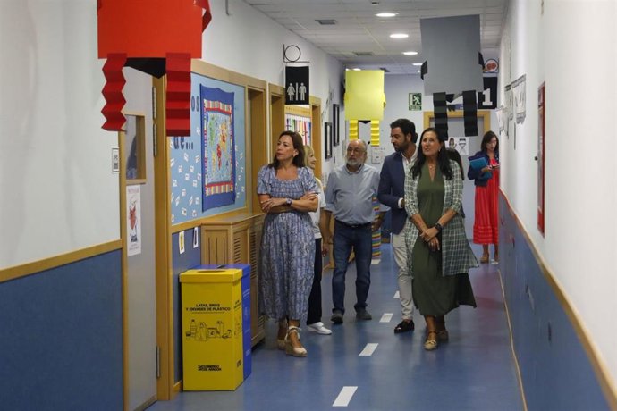 La alcaldesa de Zaragoza, Natalia Chueca, y la concejal delegada de Educación, Paloma Espinosa, visitan la escuela infantil El Andén en el distrito de Delicias