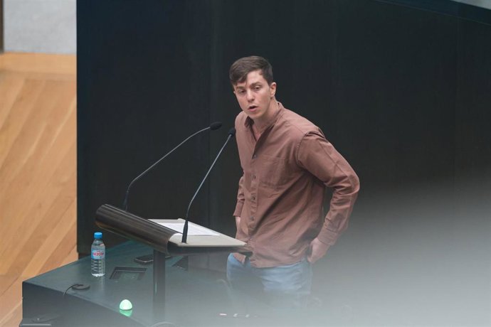 Archivo - El portavoz adjunto de Más Madrid en el Ayuntamiento, Eduardo Fernández Rubiño, interviene durante un pleno del Ayuntamiento de Madrid, en el Palacio de Cibeles, a 28 de mayo de 2024, en Madrid (España).