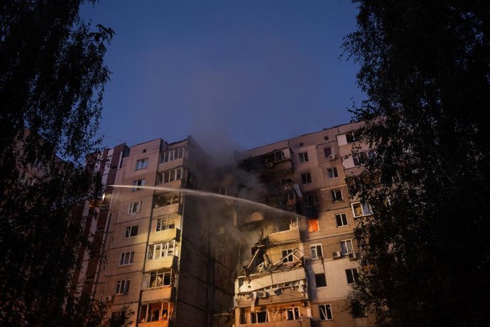 07 de setembro de 2025, Ucrânia, Kiev: Bombeiros trabalham para apagar um incêndio em um prédio depois que um ataque combinado de mísseis e drones atingiu Kiev. Foto: Svet Jacqueline/ZUMA Press Wire/dpa