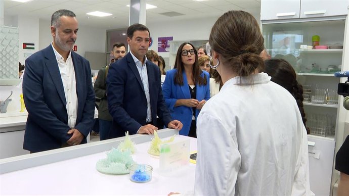 El Lehendakari, Imanol Pradales, y la consjera de Edicaión, Begoña Pedrosa en el IES Etxebarri BHI