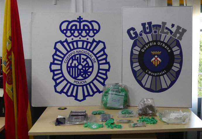 Material aprehendido tras la desarticulación de una red dedicada al tráfico de drogas en L'Hospitalet de Llobregat (Barcelona)