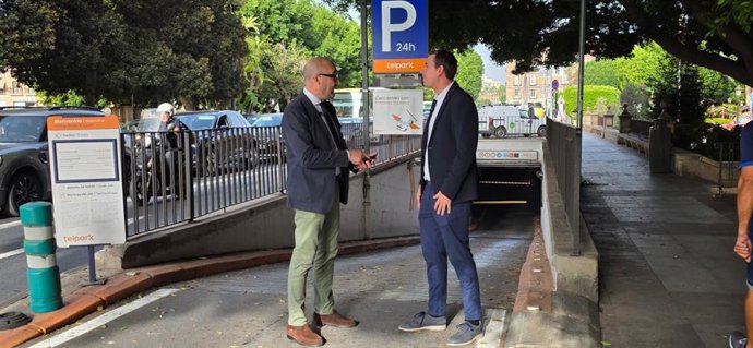 El concejal de Movilidad, Gestión Económica y Contratación del Ayuntamiento de Murcia, José Francisco Muñoz, y regional de Telpark, Óscar de Pablos