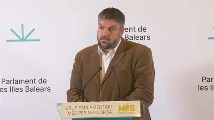 Archivo - El portavoz de MÉS per Mallorca, Lluís Apesteguia, en rueda de prensa.