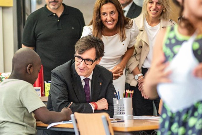 Presidente Salvador Illa durante o início do ano letivo em uma escola em Granollers (Barcelona).