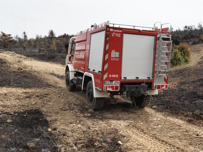Os serviços de emergência continuam a trabalhar nas áreas queimadas pelo incêndio florestal em Urraúl Alto, 7 de setembro de 2025, em Urraúl Alto, Navarra (Espanha). O incêndio começou por volta das 14:00 horas de sábado em um campo de colheita embalado