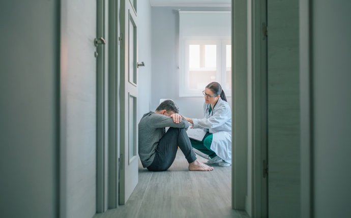 Archivo - Médico de Atención Primaria ayuda a una persona con riesgo de suicidio.