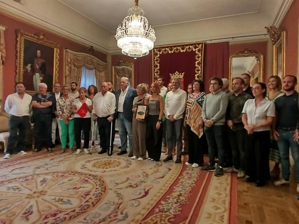 La familia de Mari Ganuza recibe el Pañuelo de Pamplona en su nombre a título póstumo
