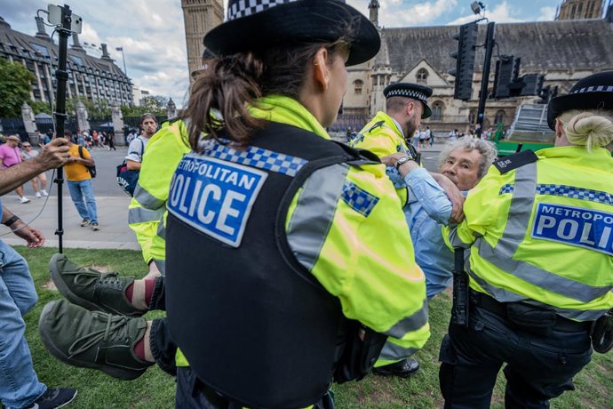 Imagem de arquivo da polícia britânica prendendo manifestantes durante os protestos do Palestine Action.