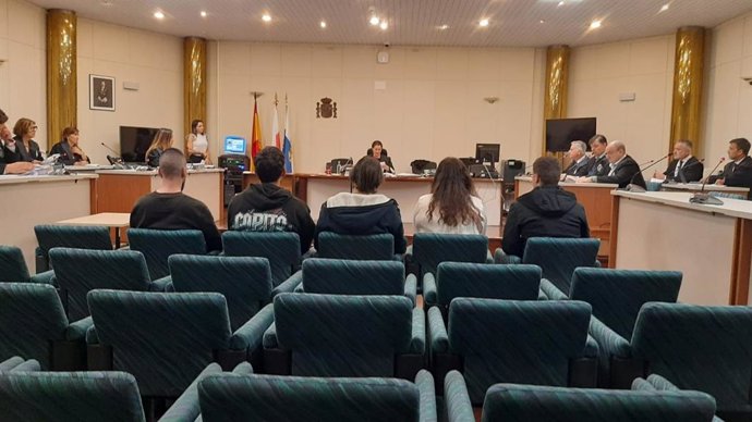 Juicio a cinco acusados, cuatro hombres y una mujer, por quemar 34 vehículos en 2022 en Cantabria