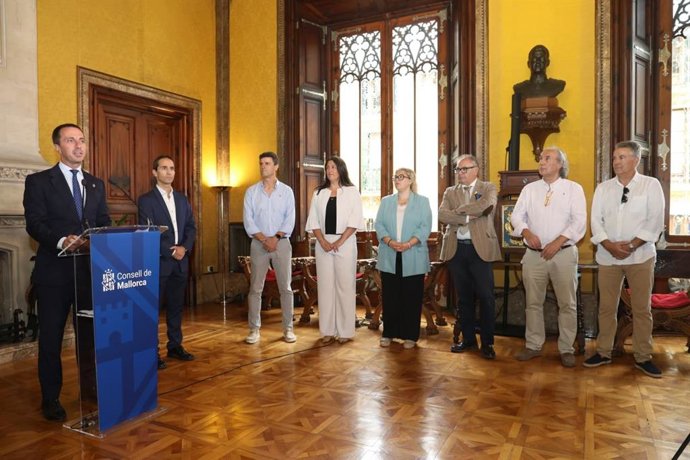 El presidente del Consell, Llorenç Galmés, con los alcaldes de seis municipios de Mallorca tras la firma del convenio
