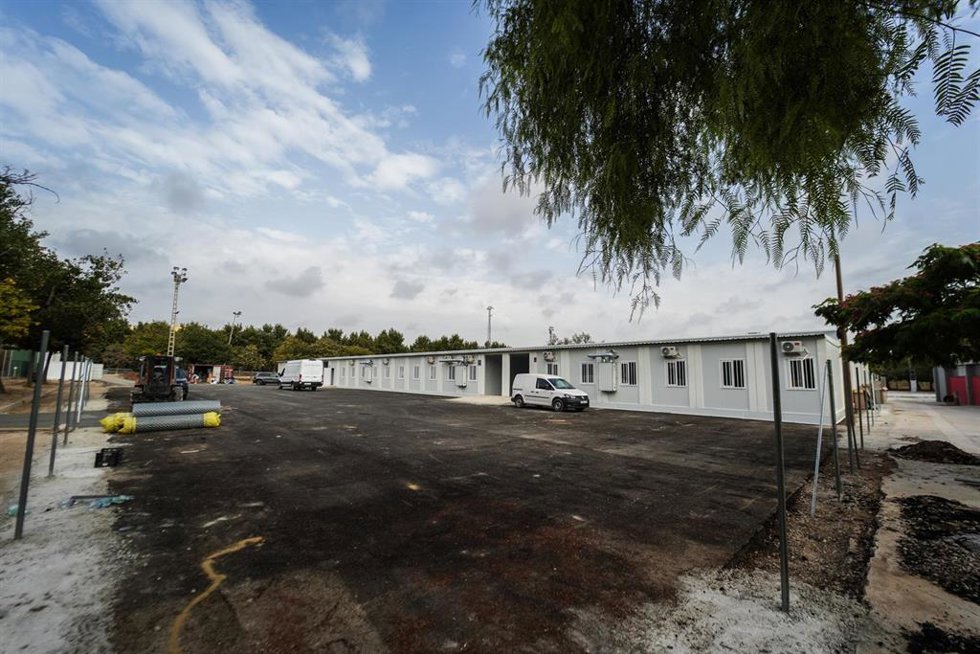 Escuela provisional en obras, tras una protesta por el no inicio del curso, frente a los barracones de Ceip Lluis Vives y la Escuela Infantil Ausis March de Massanassa, a 8 de agosto de 2025, en Massanassa, Valencia. 