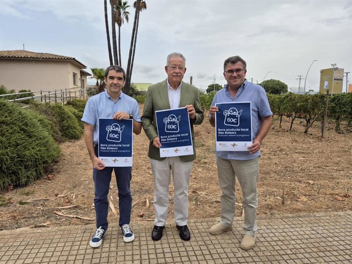El conseller de Agricultura, Pesca y Medio Natural, Joan Simonet, en la presentación de los bonos para promocionar el producto local.
