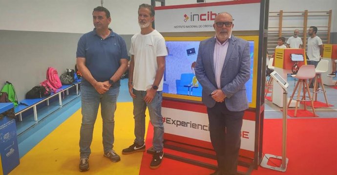 García (i), Marín y Latorre, en el expositor de Incibe en Soria.