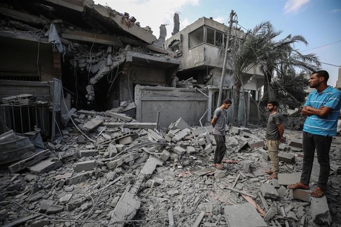 08 de setembro de 2025, Territórios Palestinos, Gaza: Palestinos inspecionam os danos no local de um ataque israelense durante a noite em uma casa na rua Al-Yarmouk, na Cidade de Gaza. Foto: Omar Ashtawy/APA Images via ZUMA Press Wire/dpa