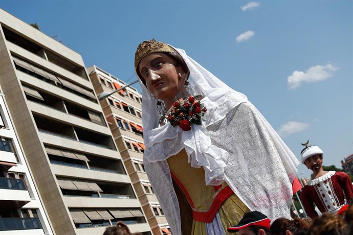 Archivo - Imagen de archivo de uno de los gigantes de Pamplona