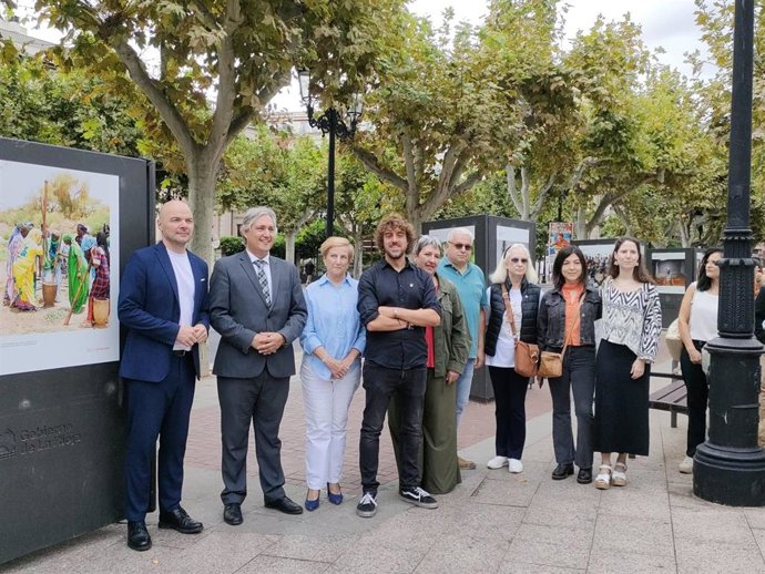 Inauguración exposición sobre cooperación en el Espolón