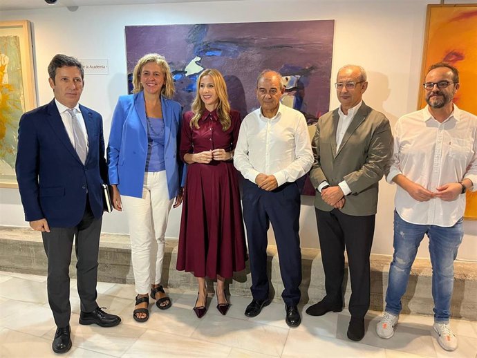 Foto de familia durante el acto de presentación