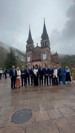 El presidente del PP de Asturias, Álvaro Queipo, junto a compañeros de partido en Covadonga.