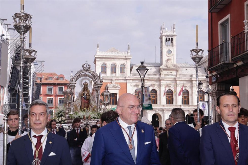 El alcalde de Valladolid, Jesús Julio Carnero, en la procesión de la virgen de Nuestra Señora de San Lorenzo.
