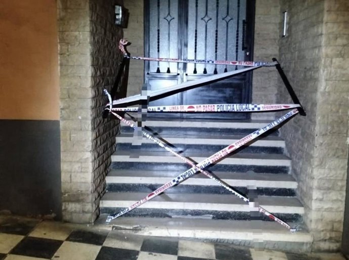 Edificio de la calle Segóbriga de Cuenca que ha sido precintado por daños estructurales.