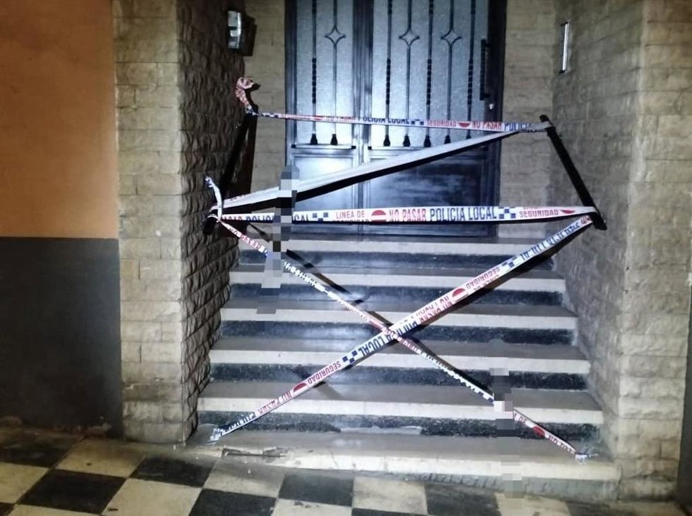 Edificio de la calle Segóbriga de Cuenca que ha sido precintado por daños estructurales.