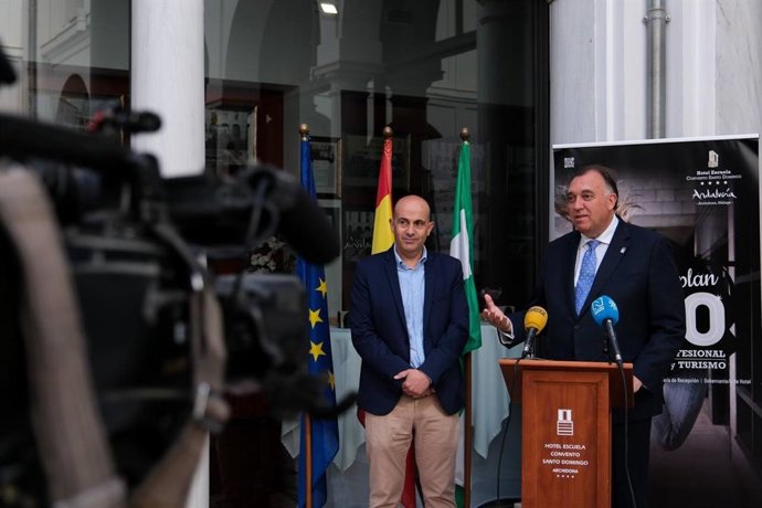 El consejero de Turismo y Andalucía Exterior de la Junta de Andalucía, Arturo Bernal, inaugura el curso en el Hotel Escuela Convento Santo Domingo de Archidona (Málaga).