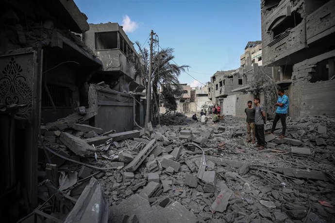 08 September 2025, Palestinian Territories, Gaza: Palestinians inspect the damage at the site of an overnight Israeli strike on a house in Al-Yarmouk Street in Gaza City. Photo: Omar Ashtawy/APA Images via ZUMA Press Wire/dpa