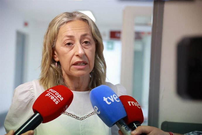 Archivo - La consejera de Salud y Consumo, Rocío Hernández, atiende a los medios de comunicación durante la visita la Unidad de Salud Mental del Hospital Virgen del Rocío. A 25 de junio de 2025, en Sevilla (Andalucía, España).