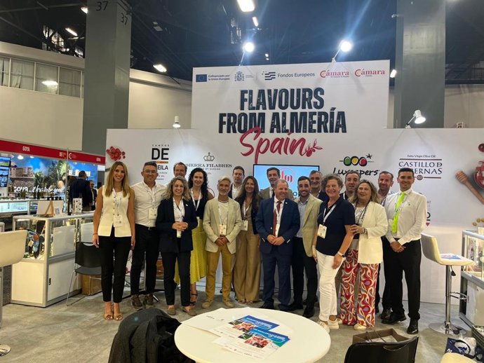 Archivo - Representantes institucionales y empresarios de la marca 'Sabores Almería' en el estand de la feria 'Americas Food & Beverage Show & Conference' de Miami en 2024.
