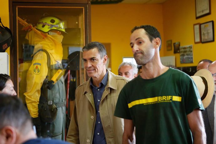 El presidente del Gobierno, Pedro Sánchez (i), visita la base de la Brigada de Refuerzo en Incendios Forestales (BRIF) de Tabuyo del Monte (León), a 5 de septiembre de 2025, en Tabuyo del Monte, León, Castilla y León (España).  La BRIF de Tabuyo del Monte