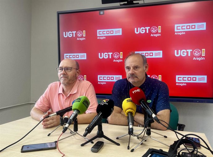 Los secretarios generales de CCOO y UGT, Manuel Pina (izda) y José Juan Arceiz (dcha), en la rueda de prensa del inicio del curso.