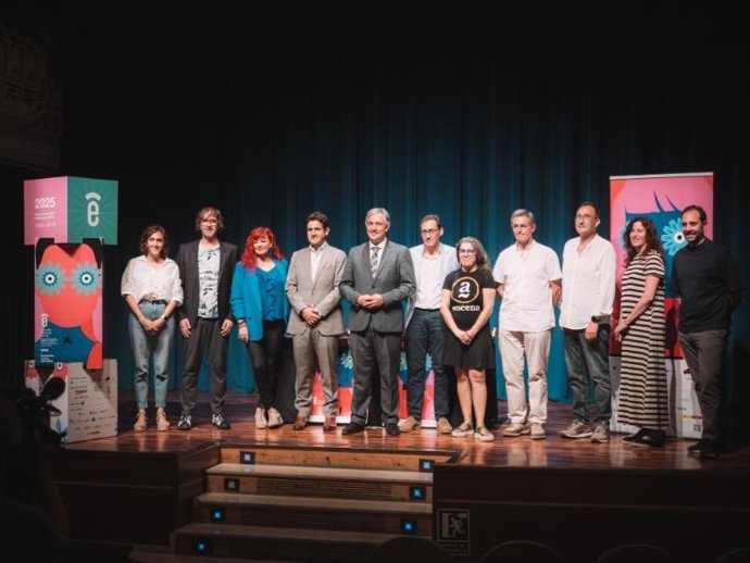 El consejero de Cultura, Turismo, Deporte y Juventud, José Luis Pérez Pastor, presentan el Itinerario Constelaciones, el ciclo de funciones del proyecto de intercambio de artes escénicas Camino Escena Norte