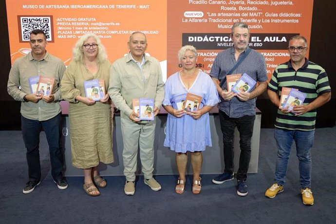 El consejero de Empleo y Educación del Cabildo, Efraín Medina (c), en la presentación del plan educativo del MAIT