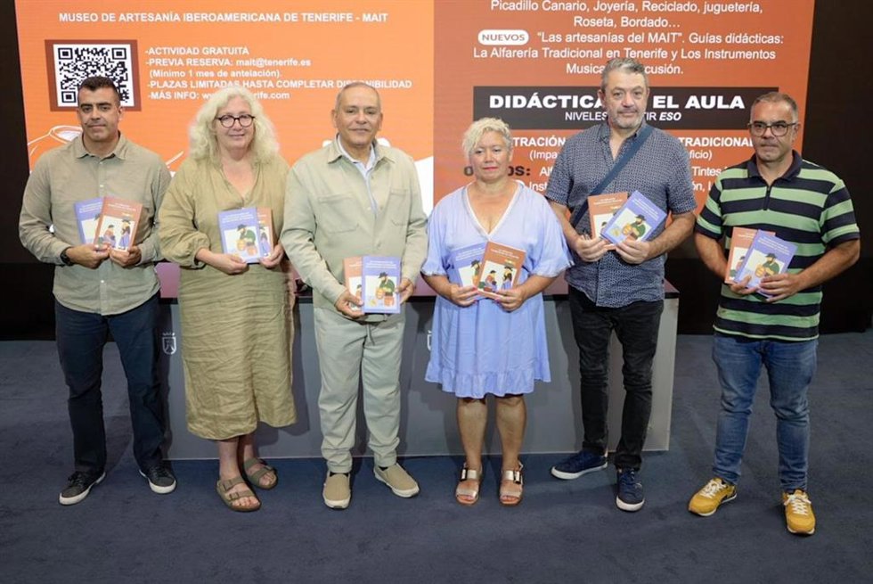 El consejero de Empleo y Educación del Cabildo, Efraín Medina (c), en la presentación del plan educativo del MAIT