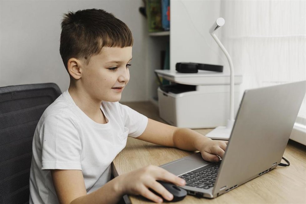 Niño utilizando un ordenador.