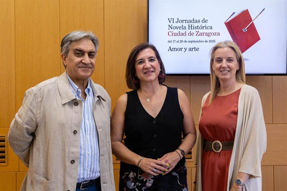 La consejera municipal de Cultura, Educación y Turism, Sara Fernández, presenta las Jornadas de Novela Histórica 'Ciudad de Zaragoza', acompañada de su director, José Luis Corral, y de la directora de la Fundación Caja Rural, Laura Prada