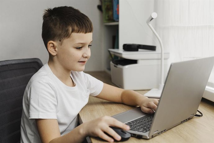 Criança usando um computador.