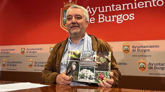 El concejal Carlos Niño muestra el álbum de cromos.