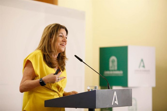 Archivo - La consejera de Desarrollo Educativo y Formación Profesional de la Junta de Andalucía, María del Carmen Castillo, durante su intervención en una rueda de prensa celebrada en Almería.