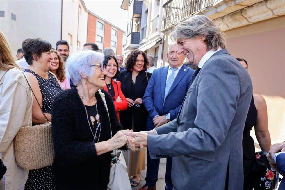 El secretario general del PSOE de Castilla y León, Carlos Martínez, conversa con ciudadanos de Ponferrada (León) en el Día del Bierzo y la festividad de La Encina.