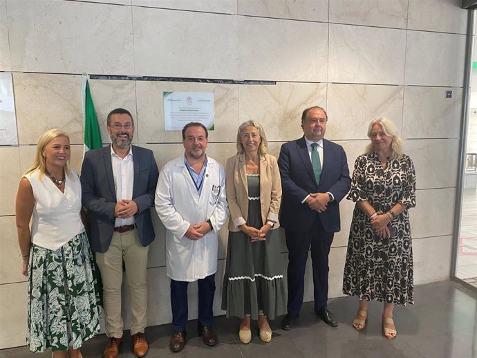 La consejera de Salud y Consumo de la Junta de Andalucía, Rocío Hernández, en una visita a la nueva Unidad de Hospitalización de Salud Mental Infanto-Juvenil en el Hospital Universitario de La Línea de la Concepción (Cádiz).
