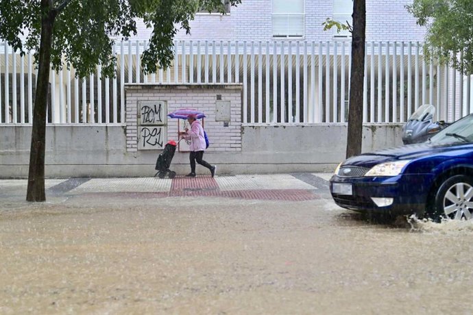 Archivo - Un coche circula por una calle inundada por la lluvia, a 21 de septiembre de 2024, en Zaragoza, Aragón (España). 