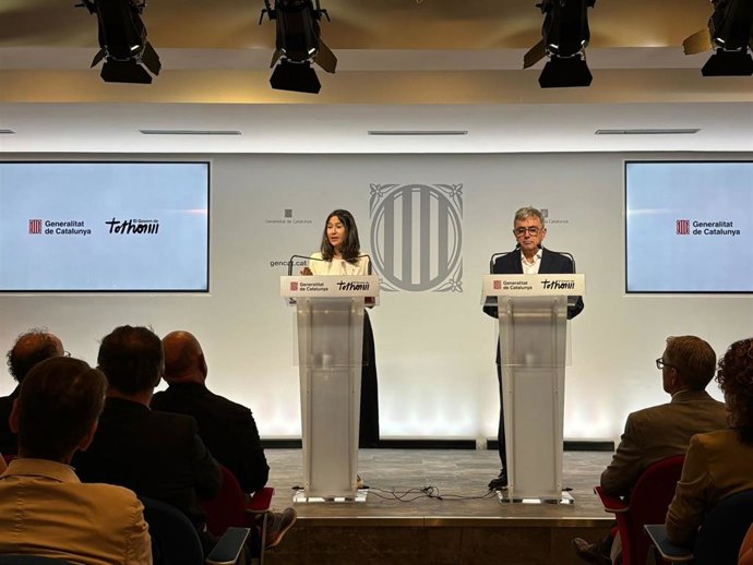 La consellera de Interior y Seguridad Pública, Núria Parlon, y el presidente de la Federació Catalana de Càmpings, Miquel Gotanegra, en rureda de prensa para presentar el nuevo decreto