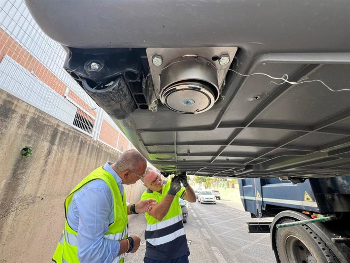 Implantación de un sistema de fijación magnética antivuelco y antideslizamiento en los contenedores urbanos de reciclaje con carga lateral