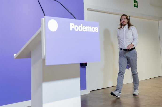 Archivo - El secretario de Organización y portavoz de Podemos, Pablo Fernández, durante una rueda de prensa, en la sede de Podemos, a 29 de julio de 2025, en Madrid (España). Durante su intervención, el secretario de Organización ha hecho un balance del c