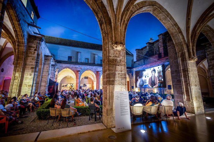 Archivo - Visitantes en el Centre del Carme