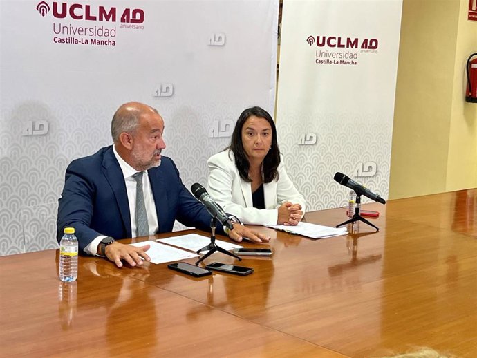 El rector de la UCLM, Julián Garde, y la secretaria general, Isabel Gallego.