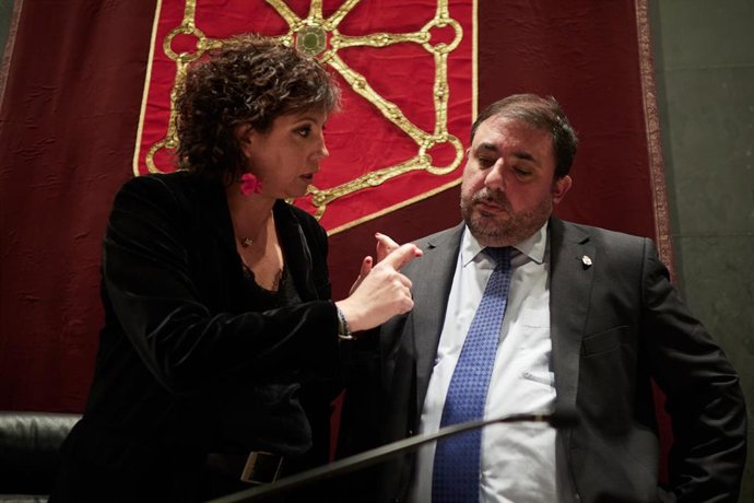 Archivo - El presidenta del Parlamento de Navarra, Unai Hualde, y la portavoz del PSN, Ainhoa Unzu.