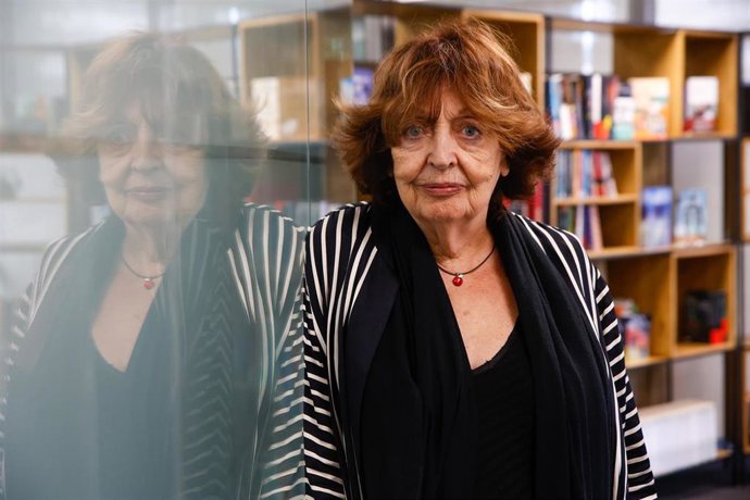 La escritora Cristina Fernández Cubas atiende a los medios de comunicación tras la publicación de su libro ‘Lo que no se ve’, a 8 de septiembre de 2025, en Barcelona (España).