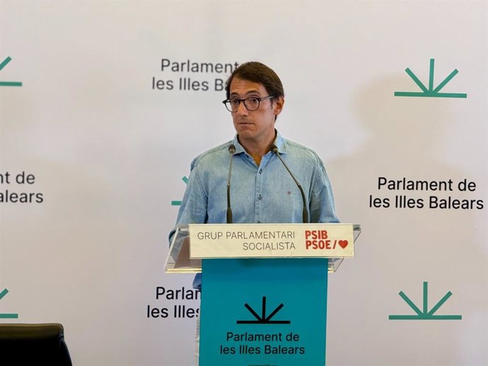 El portavoz socialista en el Parlament, Iago Negueuruela, en una rueda de prensa.